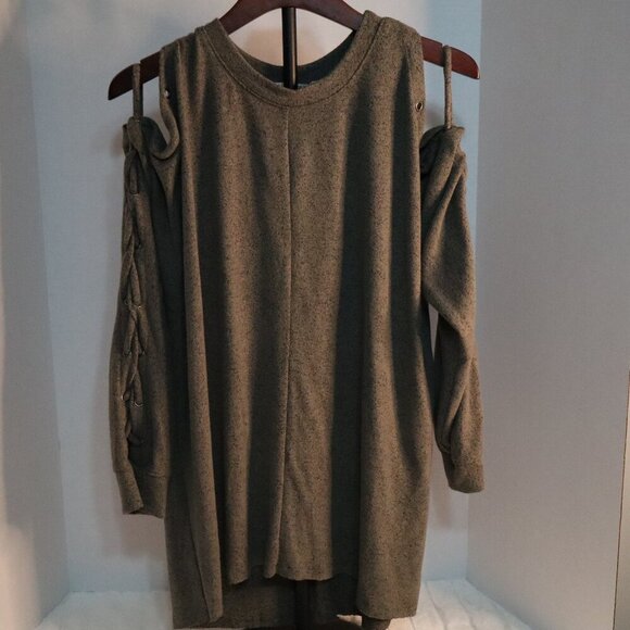 Chance or Fate Tops - Womens Plus Size Long Sleeve Cold Shoulder Grommet Top-Size 0X